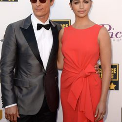 Matthew McConaughey y Camila Alves en la alfombra roja de los Critics' Choice Movie Awards 2014