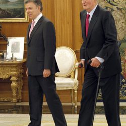 El Rey con muletas junto a Juan Manuel Santos en La Zarzuela