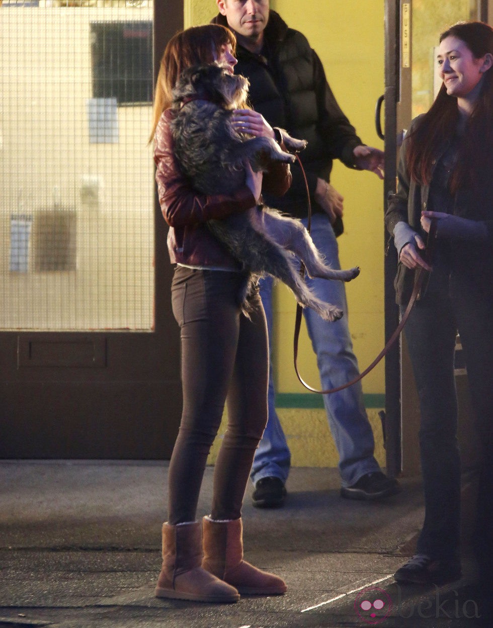 Dakota Johnson acaricia un perro en el rodaje de 'Cincuenta Sombras de Grey'