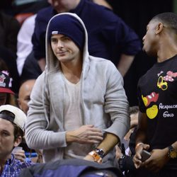 Zac Efron en un partido de baloncesto en Miami