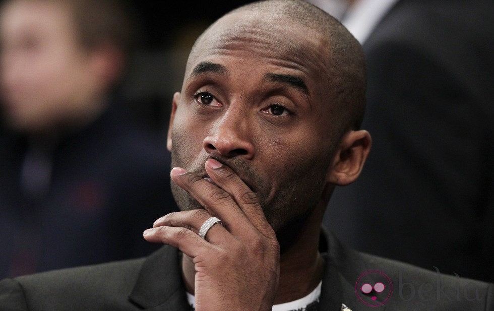 Kobe Bryant viendo un partido de la NBA entre los Knicks y Los Lakers