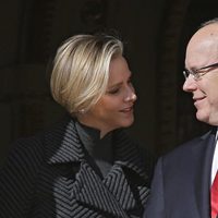 Alberto y Charlene de Mónaco se dedican una tierna mirada en Santa Devota 2014