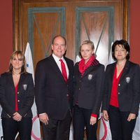 Los Príncipes Alberto y Charlene presentan a los atletas monegascos para los Juegos Olímpicos de Sochi