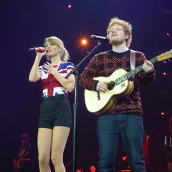Taylor Swift y Ed Sheeran en un concierto del RED Tour en Londres