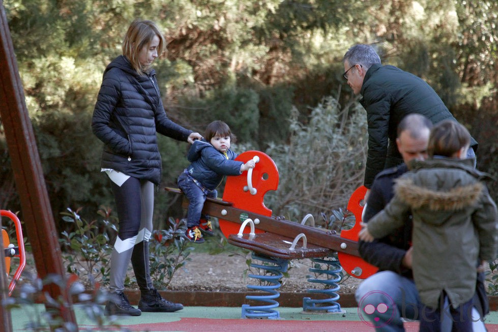 Milan Piqué columpiándose con sus abuelos Joan y Montserrat