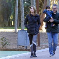 Milan Piqué en el parque con sus abuelos paternos