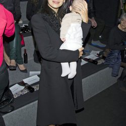Hilaria Thomas con Carmen Gabriela en el desfile de Amaya Arzuaga en Madrid Fashion Week 2014
