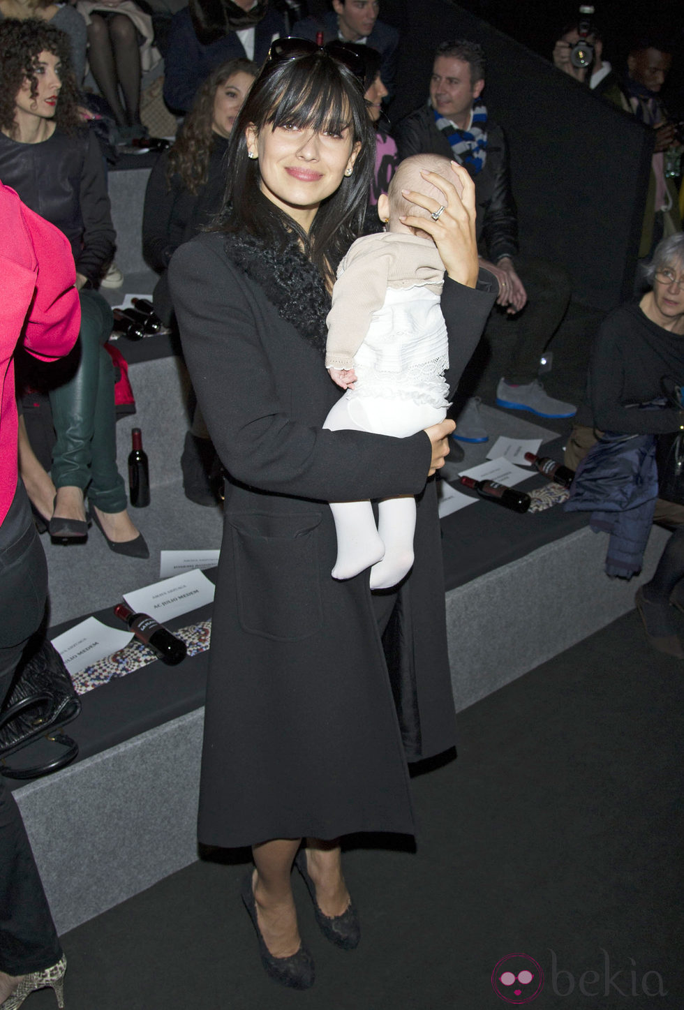 Hilaria Thomas con Carmen Gabriela en el desfile de Amaya Arzuaga en Madrid Fashion Week 2014