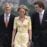 El Príncipe Amadeo de Bélgica junto a sus hermanos