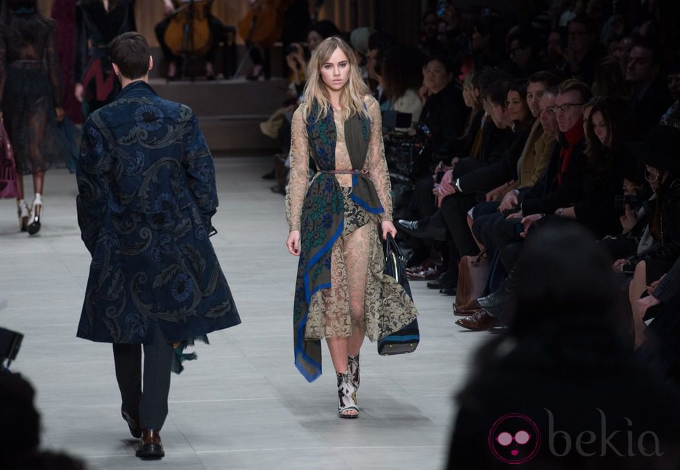 Suki Waterhouse desfilando para Burberry en la Londres Fashion Week 2014