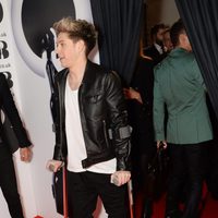 Niall Horan con muletas en la alfombra roja de los Brit Awards 2014
