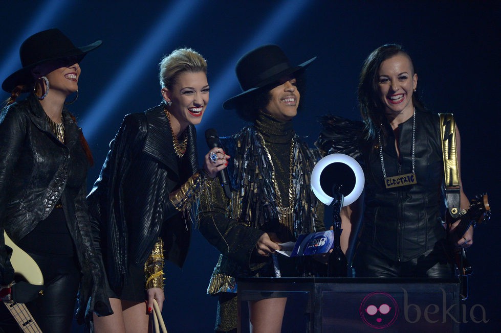 3RDEYEGIRL sobre el escenario de los Brit Awards 2014