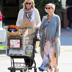 Elsa Pataky haciendo la compra con su suegra Leonie en Malibú
