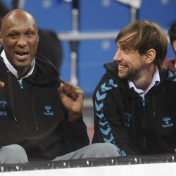 Lamar Odom sigue desde la grada el primer partido del Baskonia desde su llegada