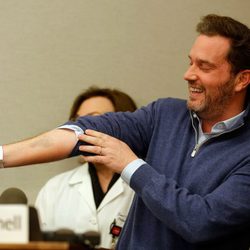 Chris O'Neill muestra la huella del pie de su primera hija tras su nacimiento