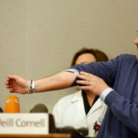 Chris O'Neill muestra la huella del pie de su primera hija tras su nacimiento