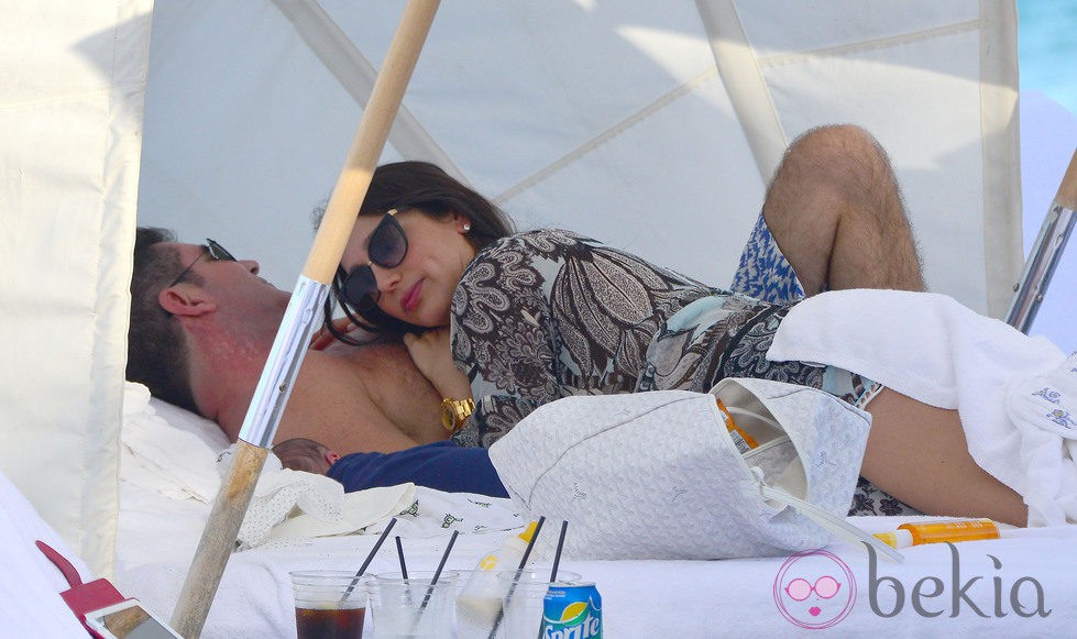 Simon Cowell y Lauren Silverman con su hijo Eric durmiendo la siesta en Miami