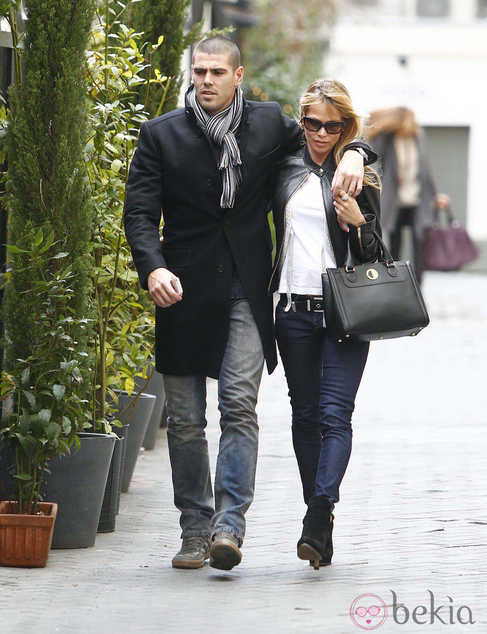 Víctor Valdés y Yolanda Cardona pasean agarrados por Madrid