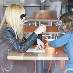 Rachel Zoe merendando con su hijo Skyler Morrison Berman en Los Angeles