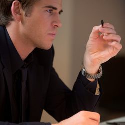 Liam Hemsworth en 'El poder del dinero'