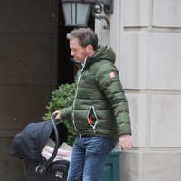 Chris O'Neill lleva a su hija Leonor a su primera revisión pediátrica