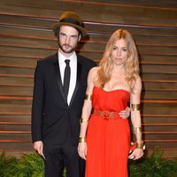 Sienna Miller y Tom Sturridge en la fiesta Vanity Fair tras los Oscar 2014