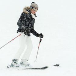La Reina Matilde de Bélgica esquiando en Suiza