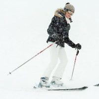 La Reina Matilde de Bélgica esquiando en Suiza