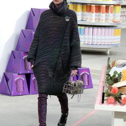 Kendall Jenner desfilando para Chanel en la Paris Fashion Week