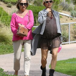 Elsa Pataky dando un paseo con su madre Cristina por Malibú