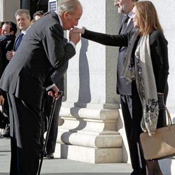 El Rey saluda a Mariano Rajoy y a su mujer en la misa homenaje a las víctimas del 11M