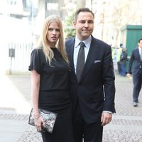 Lara Stone y David Walliams en una misa en memoria de David Frost