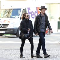 Elizabeth Olsen y Boyd Holbrook paseando cogidos de la mano por París