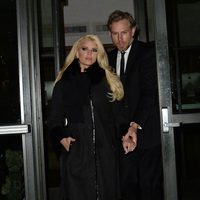 Jessica Simpson saliendo de un restaurante de Nueva York con Eric Johnson