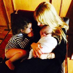 Rachel Zoe descansando con sus hijos Kaius Jagger y Skyler Morrison