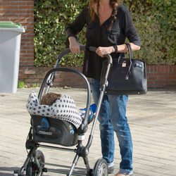 Romina Belluscio llevando a su hijo Enzo a la guardería