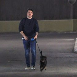 Dani Martín pasea a Pistacho, el perro de Blanca Suárez