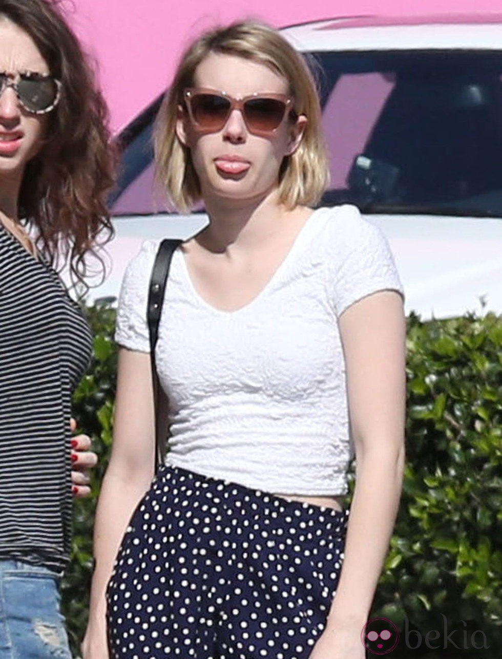 Emma Roberts saca la lengua a un paparazzi