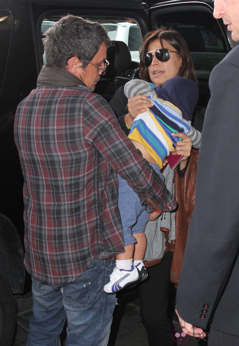 Alejandro Sanz y Raquel Perera con su hijo Dylan en el aeropuerto de Miami