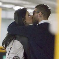 Sergio Ramos y Pilar Rubio besándose en el parking de un centro comercial