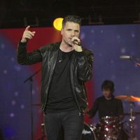 Dani Martín actuando en la Noche de Cadena 100 2014