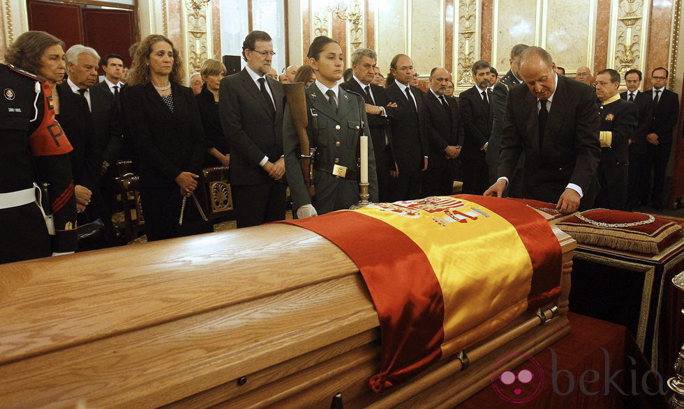 El Rey Juan Carlos, la Reina Sofía, la Infanta Elena, Mariano Rajoy y Jesús Posada en la capilla ardiente de Adolfo Suárez