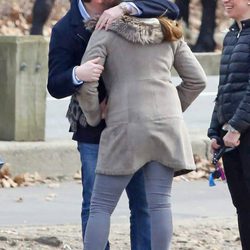 Chris O'Neill abrazando a la Princesa Magdalena durante un paseo por Central Park