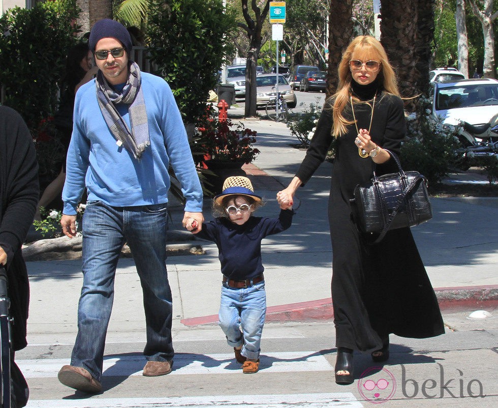 Rodger Berman y Rachel Zoe con Skyler en un parque de Los Angeles