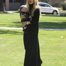 Rachel Zoe con Kaius en un parque de Los Angeles