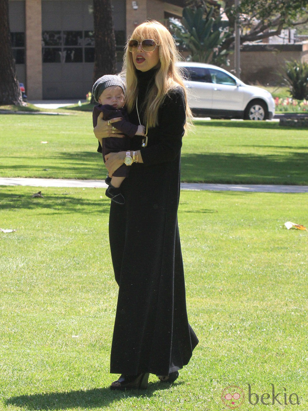 Rachel Zoe con Kaius en un parque de Los Angeles