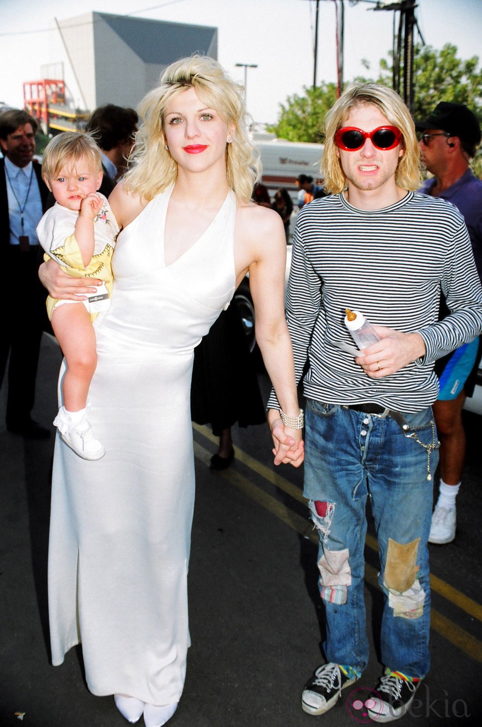 Courtney Love y Kurt Cobain con su hija Frances Bean en los premios MTV de 1993