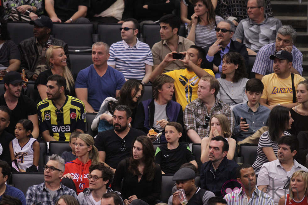 Paul McCartney, Nancy Shevell y James McCartney en el partido de los Lakers