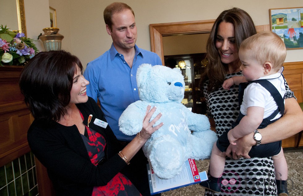 El Príncipe Jorge recibe un regalo junto a los Duques de Cambridge en Wellington