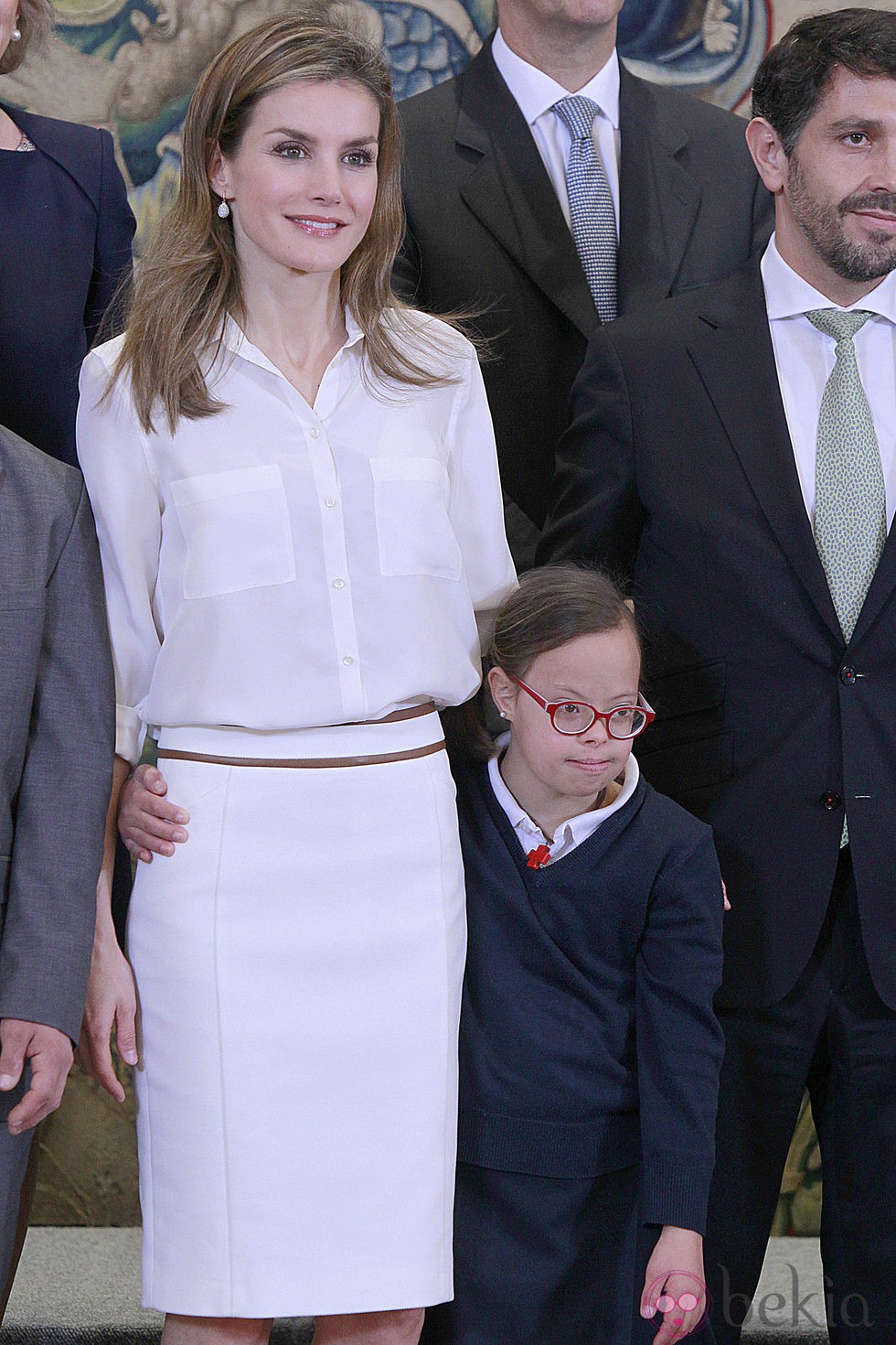 La Princesa Letizia, cariñosa con una niña en una audiencia